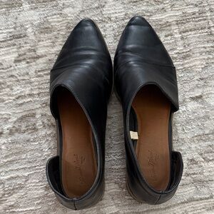 Universal Thread Black Leather Pointed-Toe Slip-On Flats